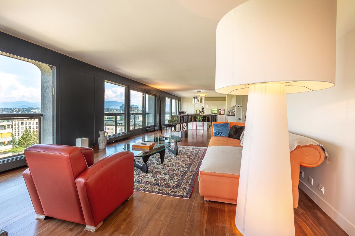 SPLENDID TRIPLEX WITH UNIQUE VIEW OF THE LAKE